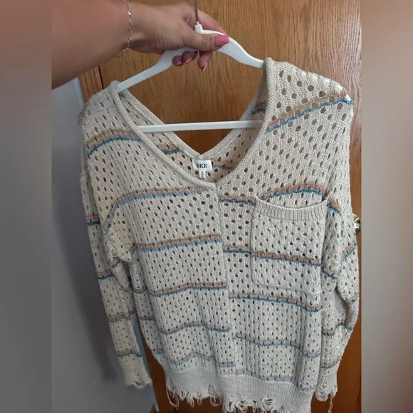 BKE Women's Cream and Blue V-Neck Sweater - Picture 1 of 5